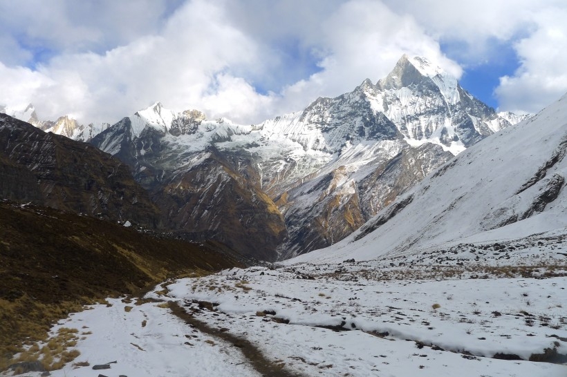 巍峨秀丽的雪山风景壁纸图片