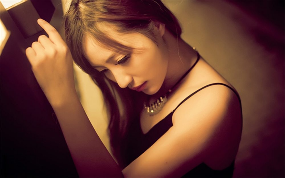 唯美都市黑发长裙美女落寞颓废写真桌面壁纸