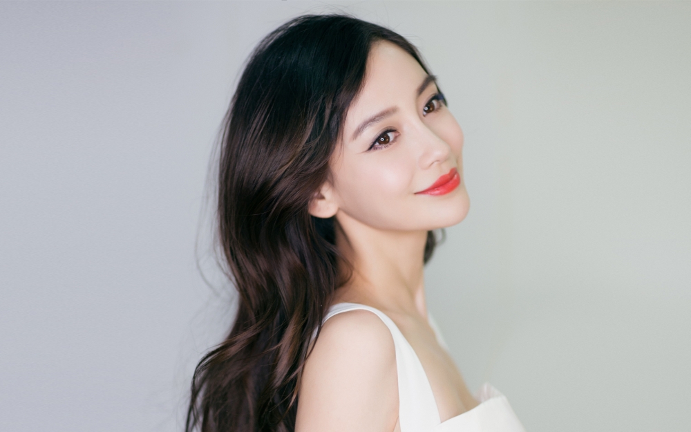 angelababy性感白色连衣裙写真壁纸图片