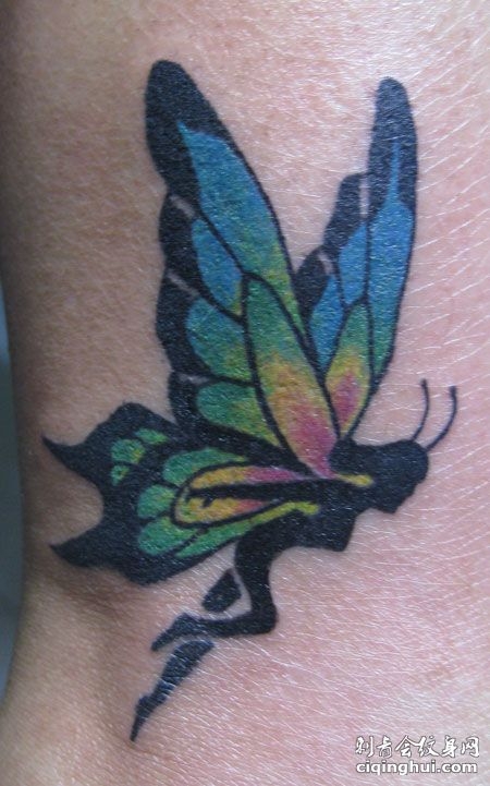 手腕上的蝴蝶精灵纹身图案