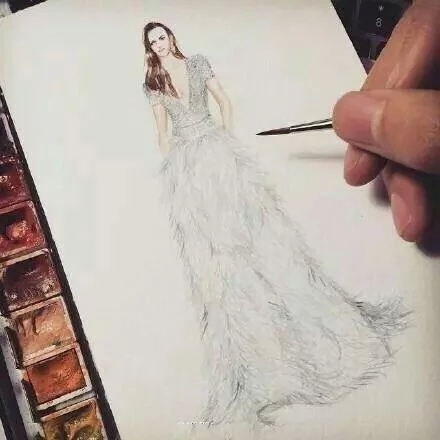 设计师手上的手绘婚纱图片