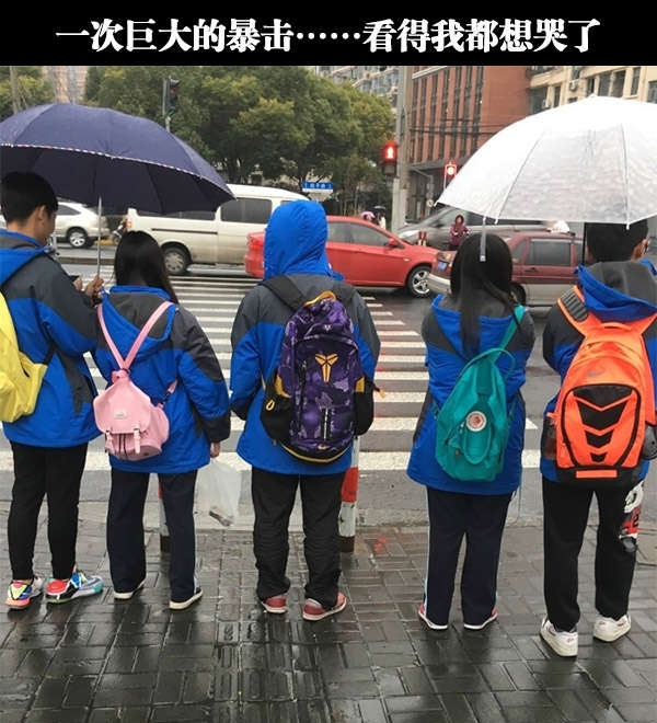 只要你有把大伞旁边的两个妹子都是你的爆笑图片