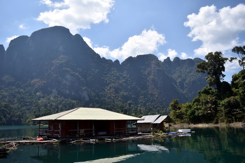 湖边小屋风景图片