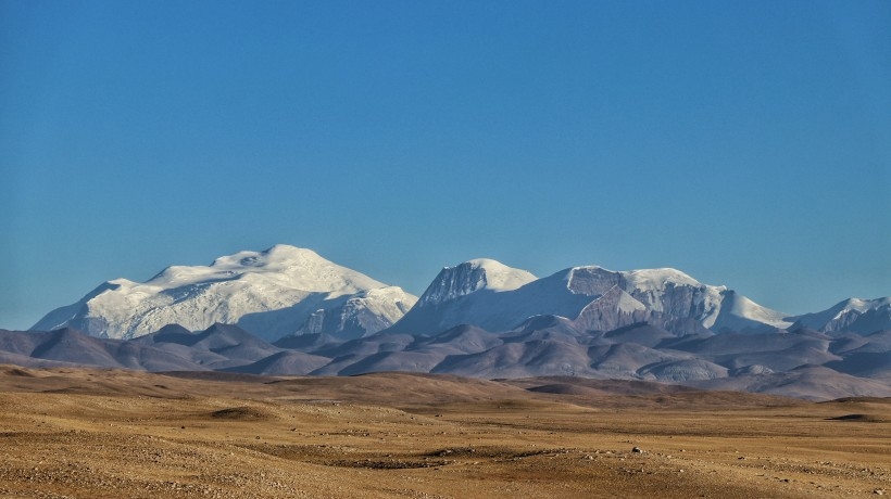 连绵的雪山风景壁纸图片