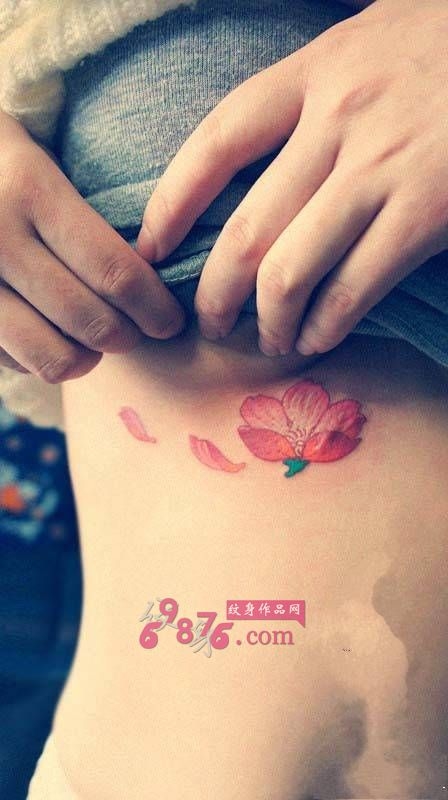 胸部美丽小樱花时尚纹身
