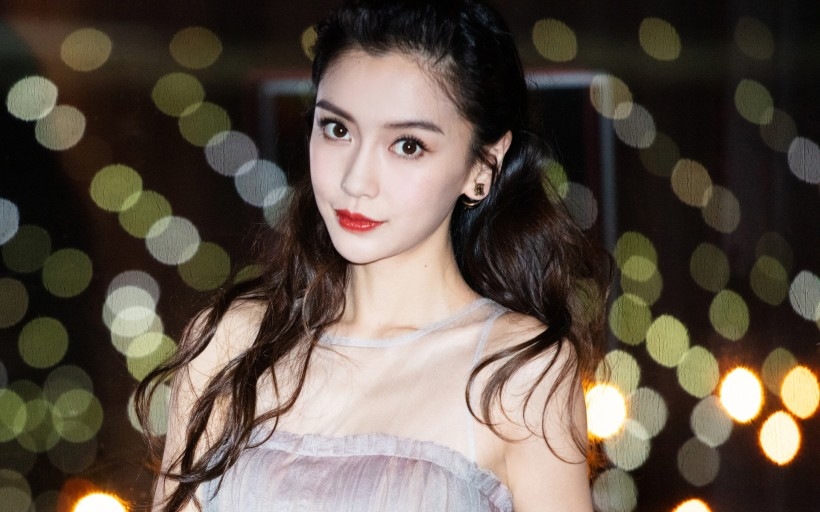 Angelababy浅色纱裙性感桌面壁纸