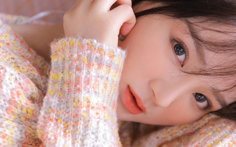 唇红齿白美女写真壁纸图片