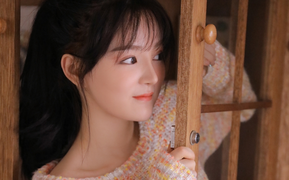 唇红齿白美女写真壁纸图片