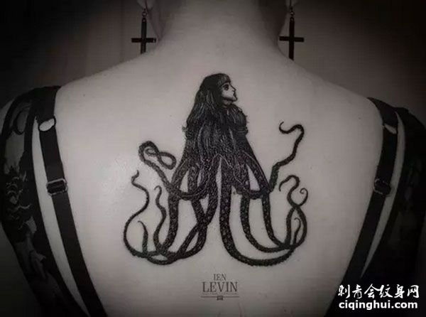 背部创意章鱼女孩纹身图案