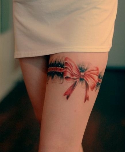 女孩腿部蝴蝶结纹身图案