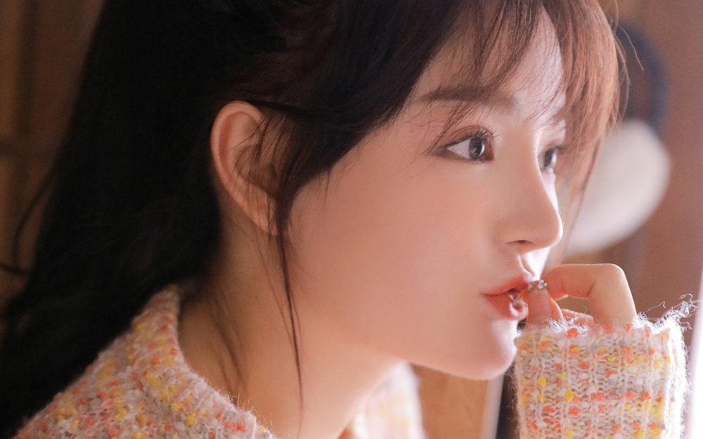 唇红齿白美女写真壁纸图片