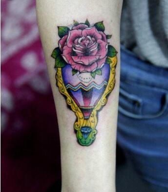 女生手臂玫瑰花纹身图案