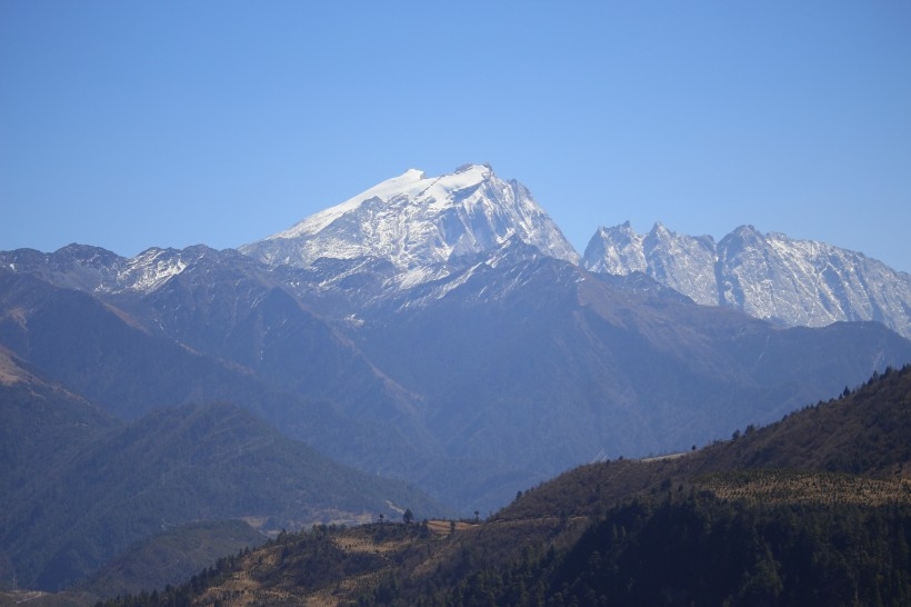 连绵的雪山风景壁纸图片