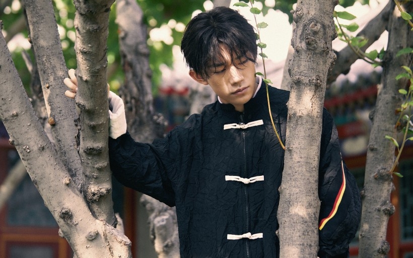 易烊千玺封面花絮照电脑桌面壁纸