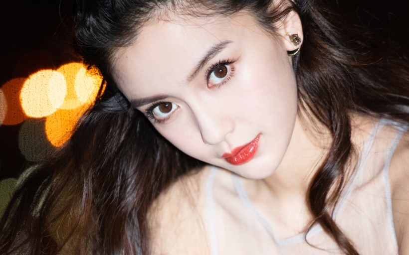 Angelababy浅色纱裙性感桌面壁纸
