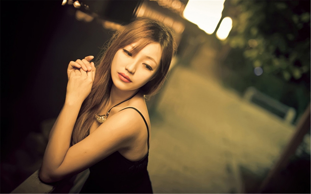 唯美都市黑发长裙美女落寞颓废写真桌面壁纸