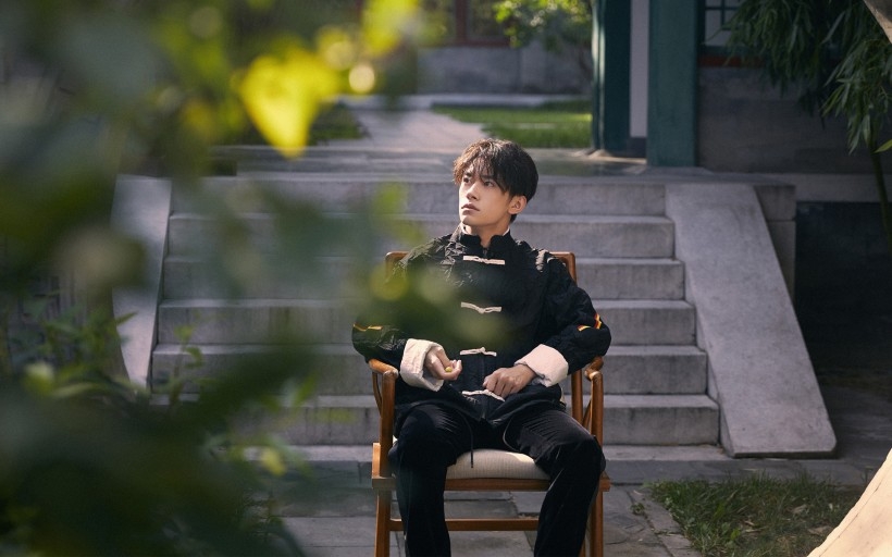 易烊千玺封面花絮照电脑桌面壁纸