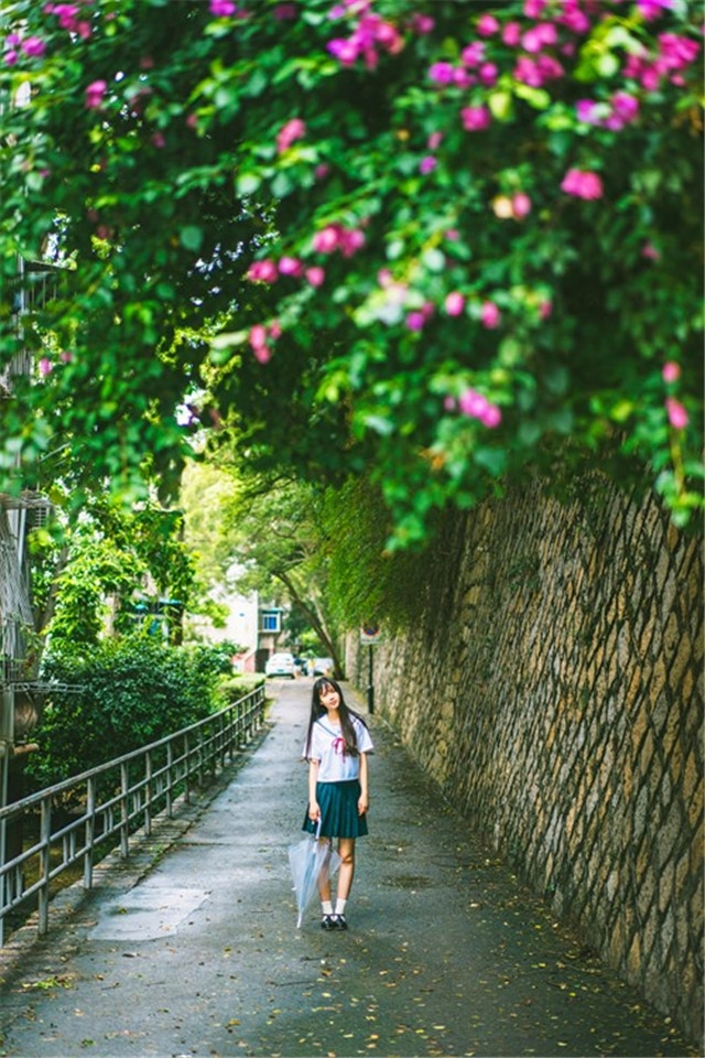 可爱清纯制服美女手机壁纸下载