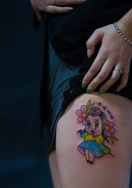 女生腿部可爱的卡通小猪字母花朵纹身图案