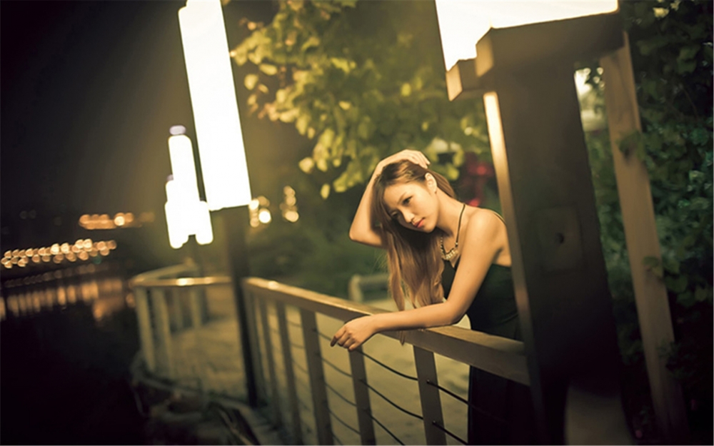 唯美都市黑发长裙美女落寞颓废写真桌面壁纸