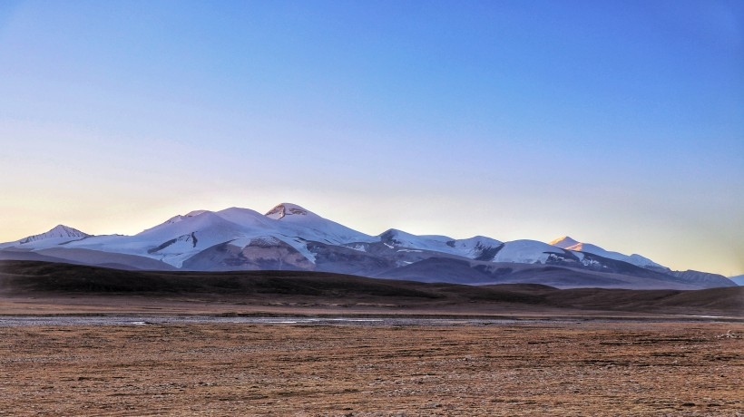 连绵的雪山风景壁纸图片