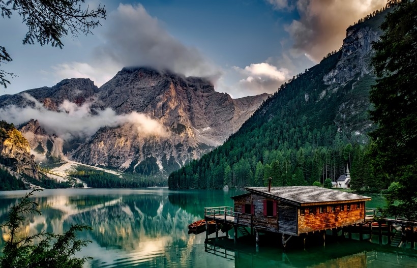 湖边小屋风景图片