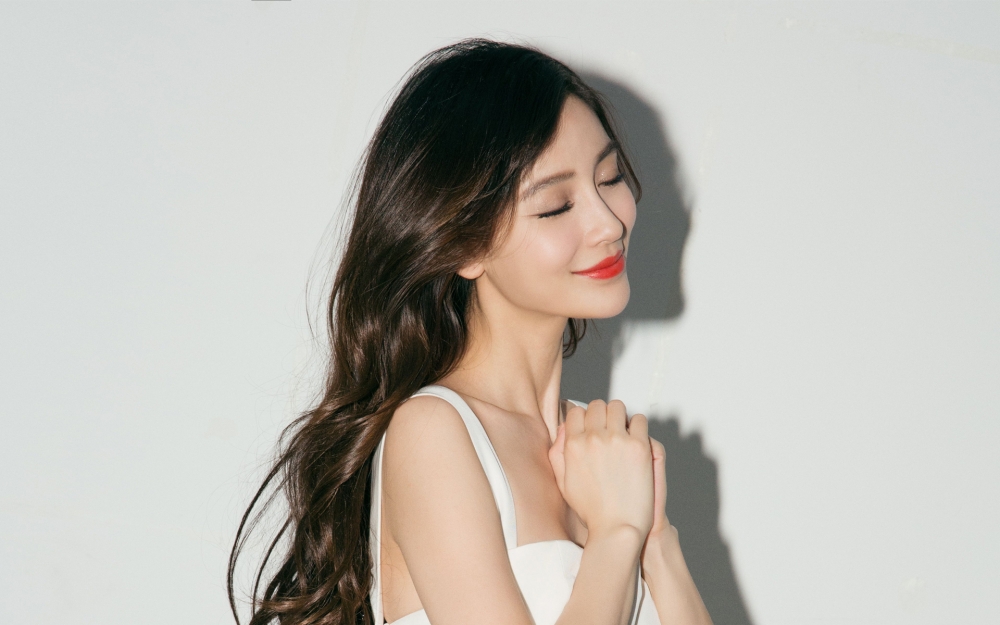 angelababy性感白色连衣裙写真壁纸图片