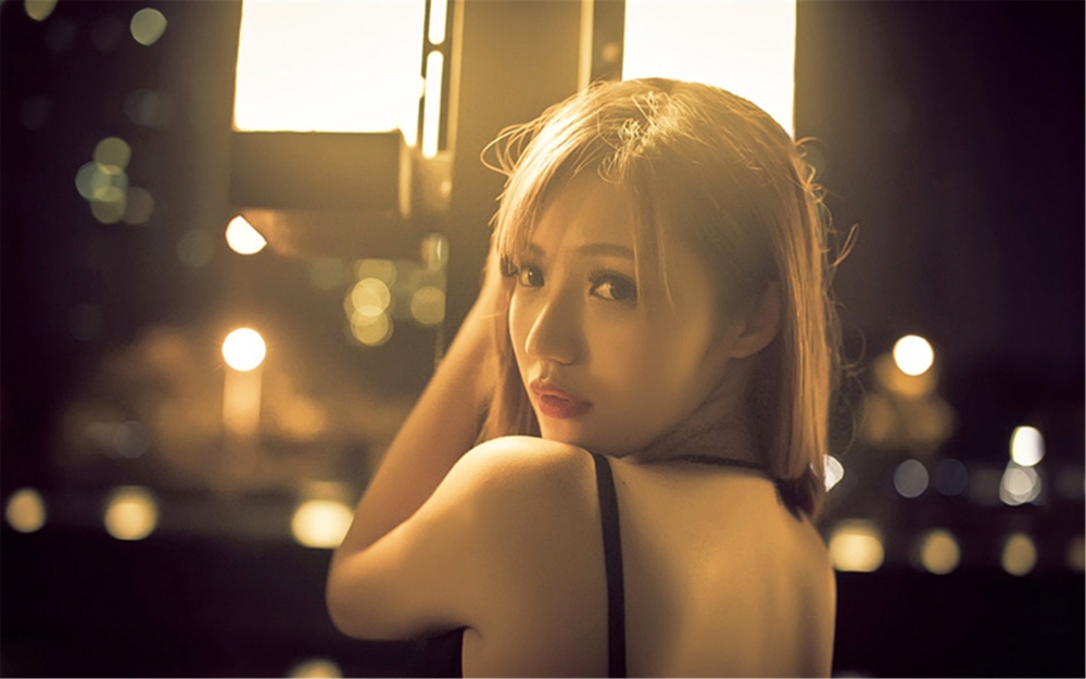 唯美都市黑发长裙美女落寞颓废写真桌面壁纸