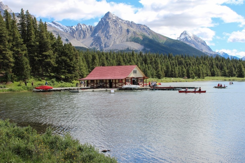 湖边小屋风景图片