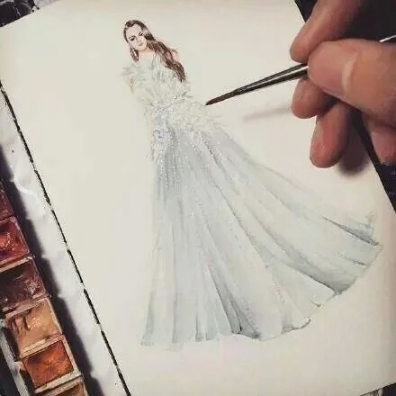设计师手上的手绘婚纱图片