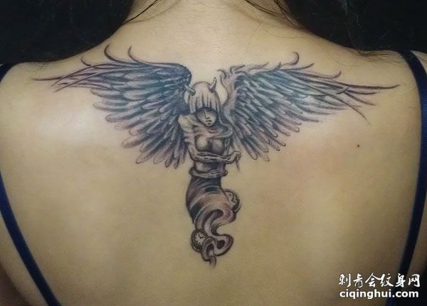 美女背部的堕落天使纹身图案