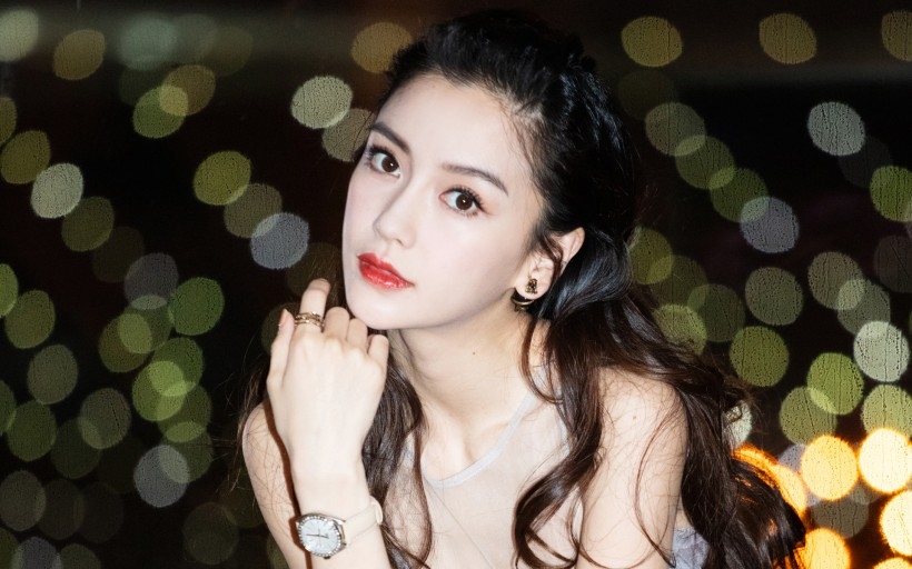 Angelababy浅色纱裙性感桌面壁纸