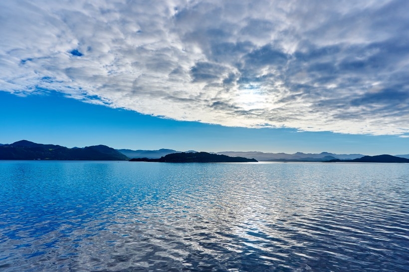 迷人的湖泊风景图片