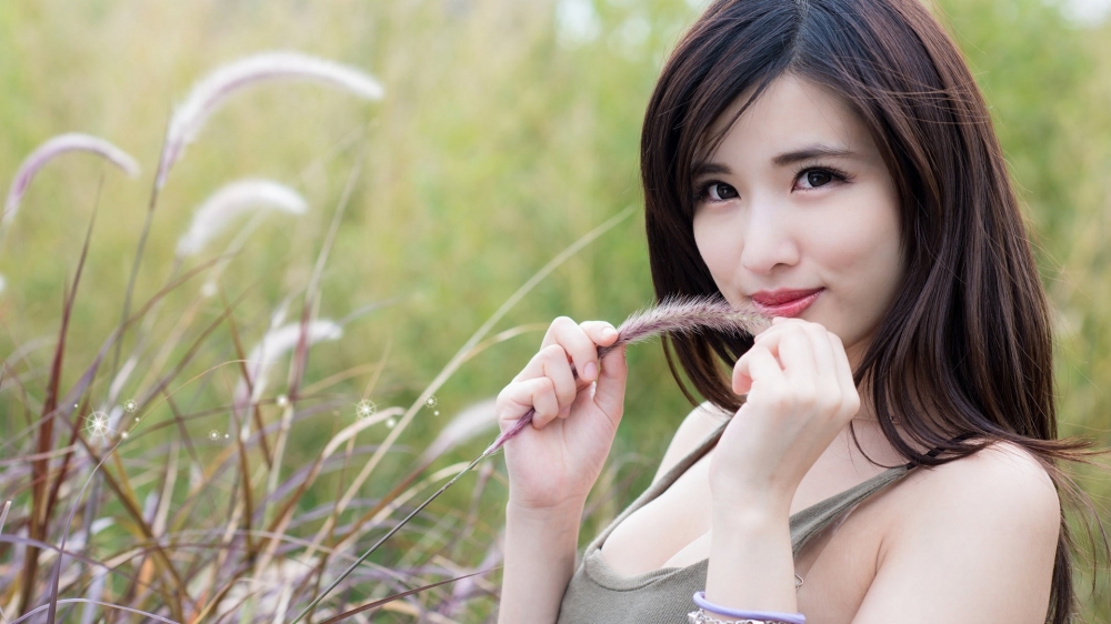 大胸性感美女户外写真高清桌面壁纸