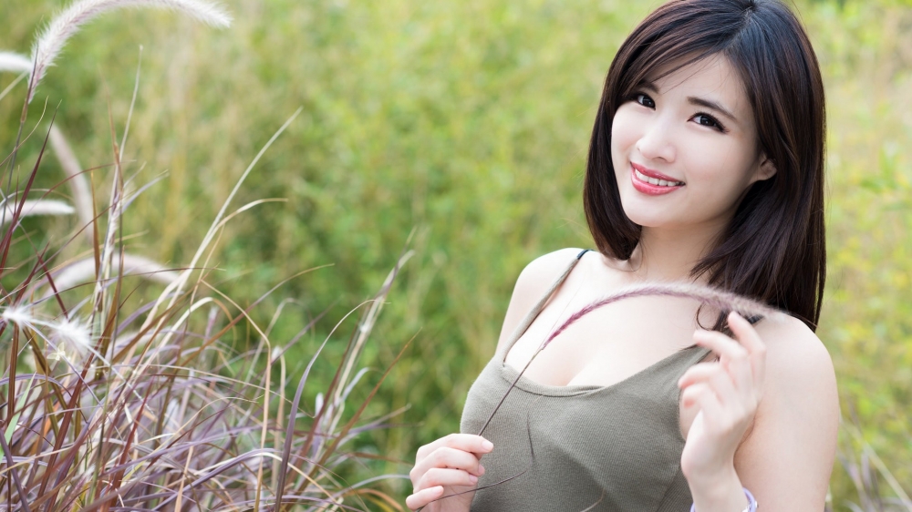 大胸性感美女户外写真高清桌面壁纸