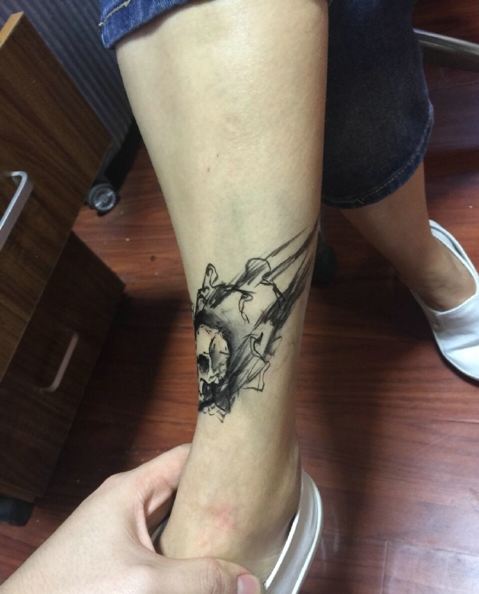 腿部个性的小骷髅纹身图片