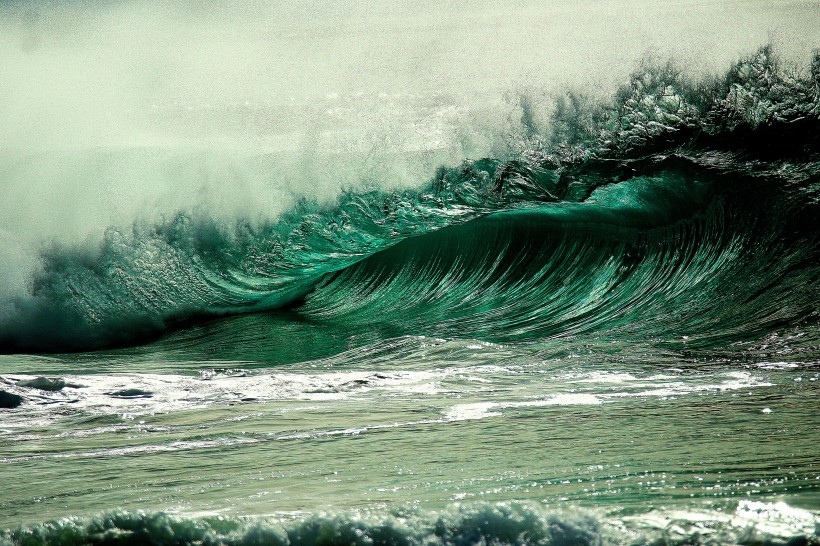 卷起的海浪风景图片