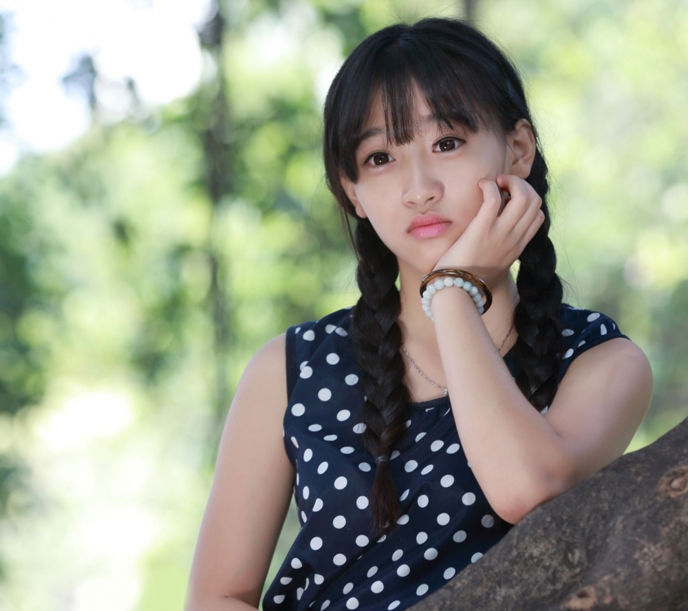小清新文艺美女性感街拍写真手机壁纸图片