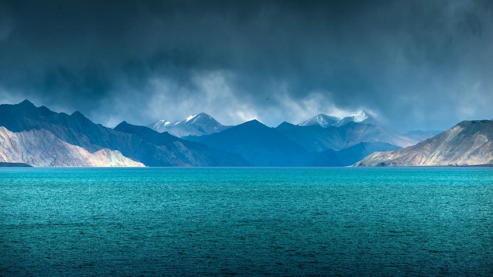 蔚蓝的湖泊和壮丽的高山风景壁纸图片