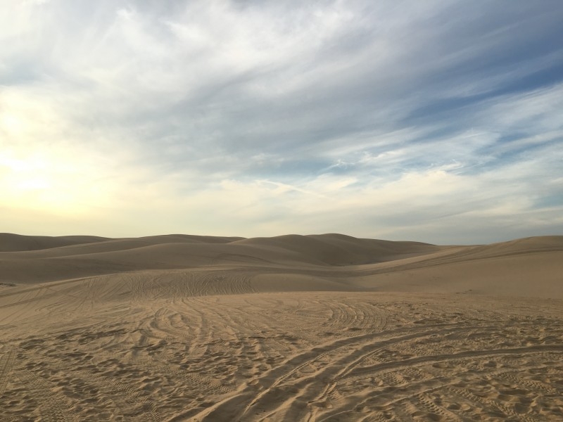 一望无垠的沙漠风景图片