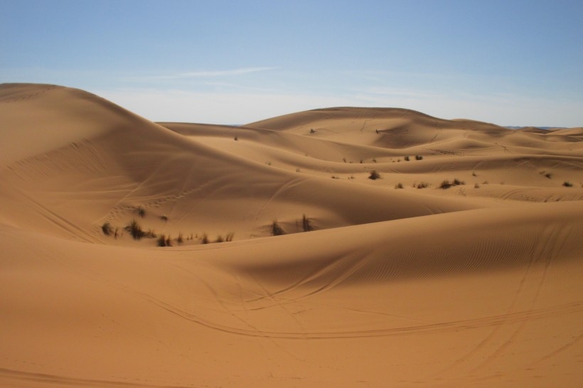一望无垠的沙漠风景图片