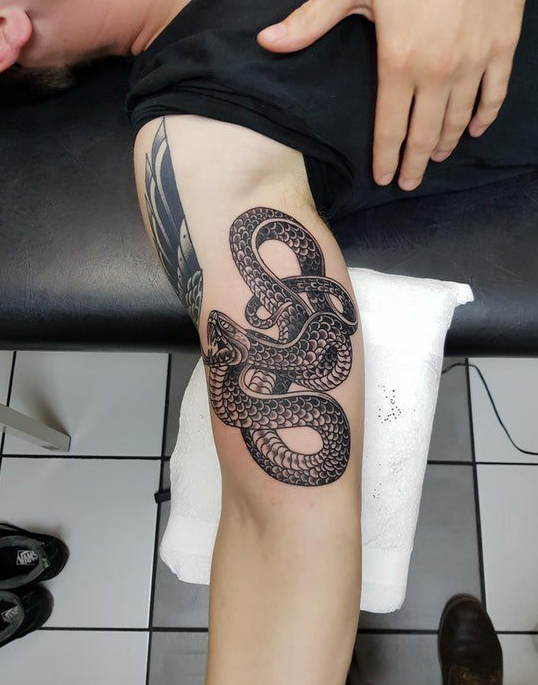 男生手臂上黑色霸气的蛇纹身图片