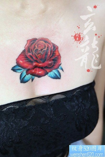 女生胸前的玫瑰花纹身图片
