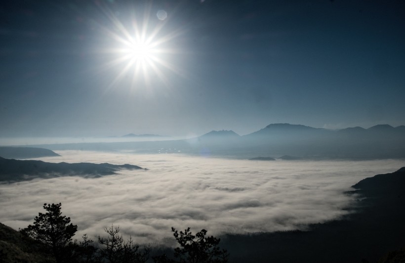 云层之上的靓丽风景图片