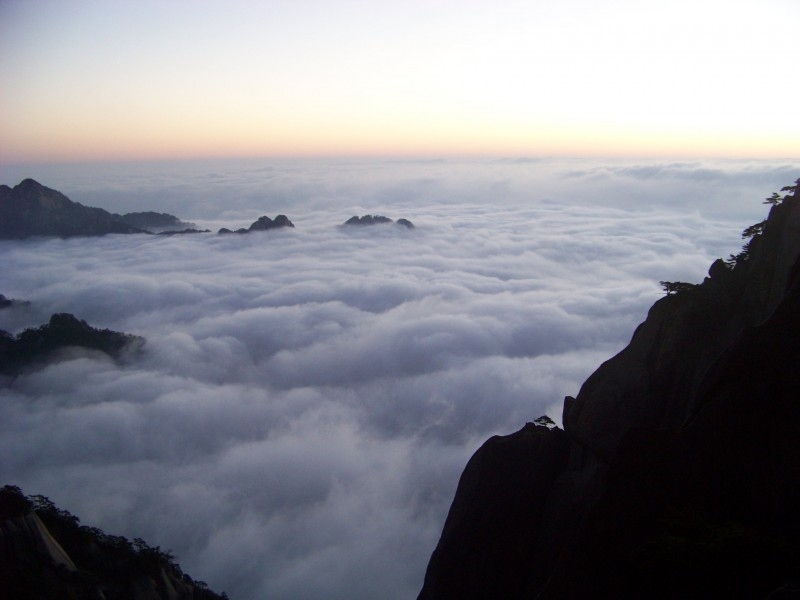 云层之上的靓丽风景图片