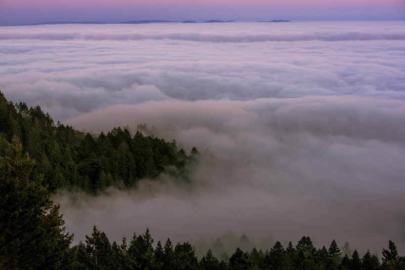 云层之上的靓丽风景图片