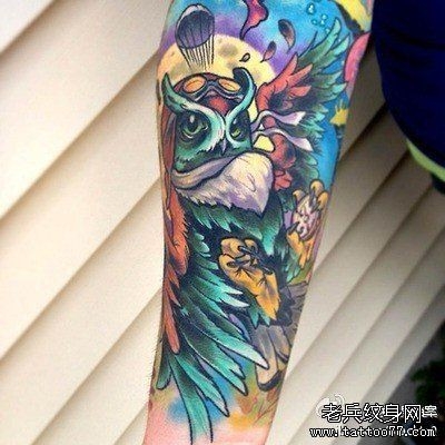小臂上的彩色猫头鹰纹身图片