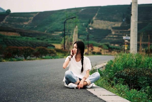 小清新美女背景文字图片