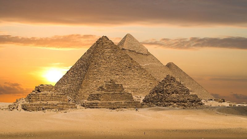宏伟的古埃及金字塔电脑桌面壁纸