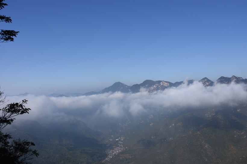 云层之上的靓丽风景图片